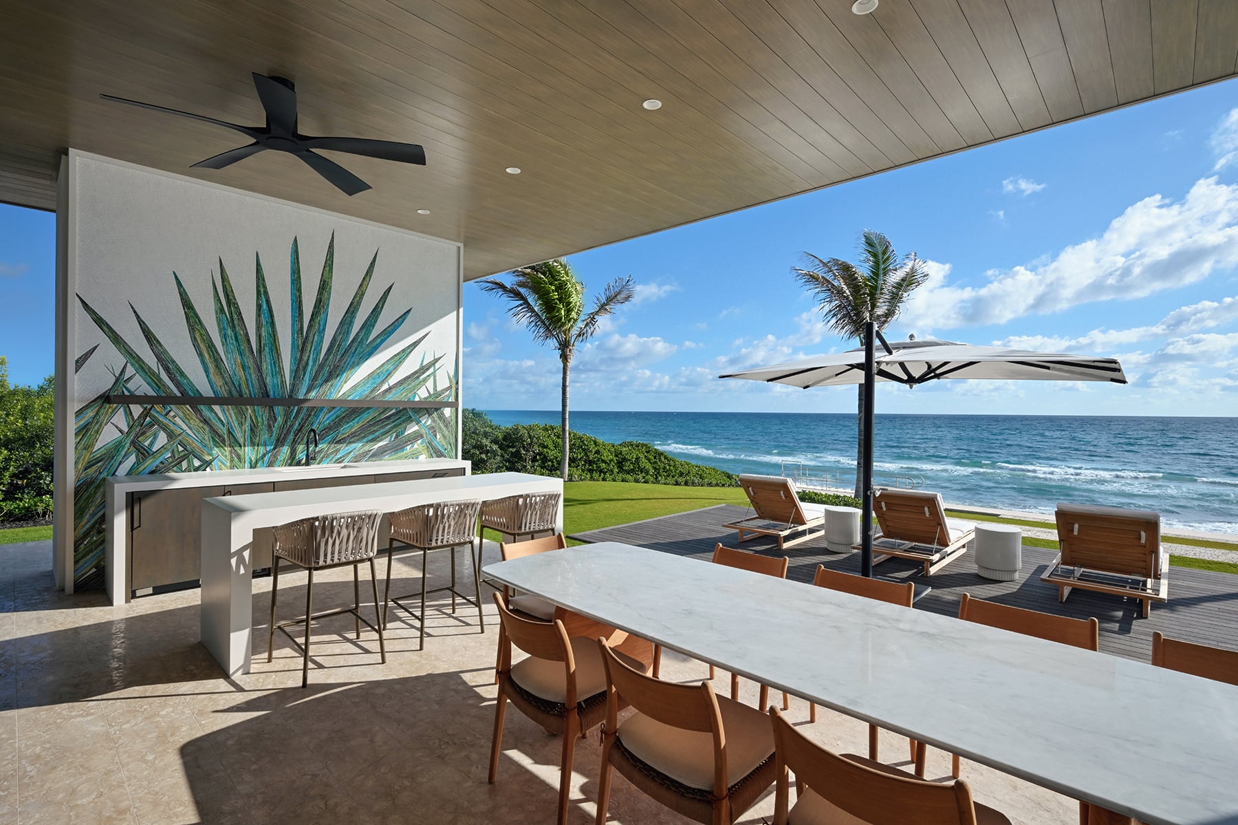 Loggia bar, open to the surf